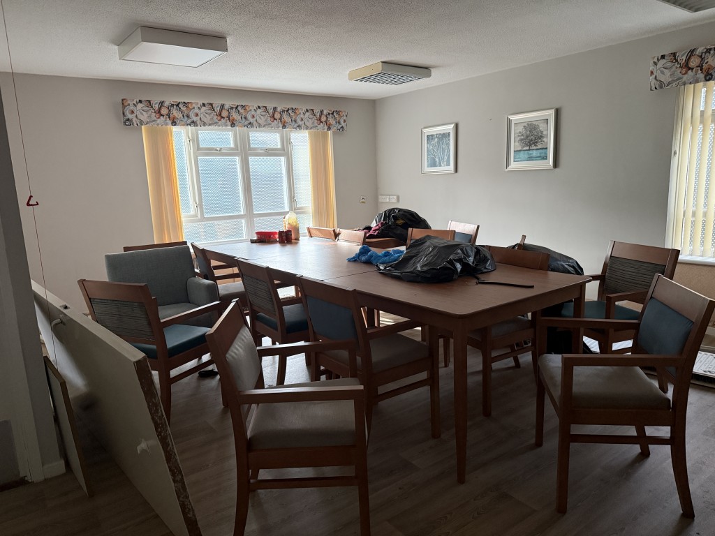 Lot: 20 - SUBSTANTIAL DETACHED BLOCK OF 23 UNITS ON 0.47 ACRES WITH DEVELOPMENT POTENTIAL - Communal Dining Room